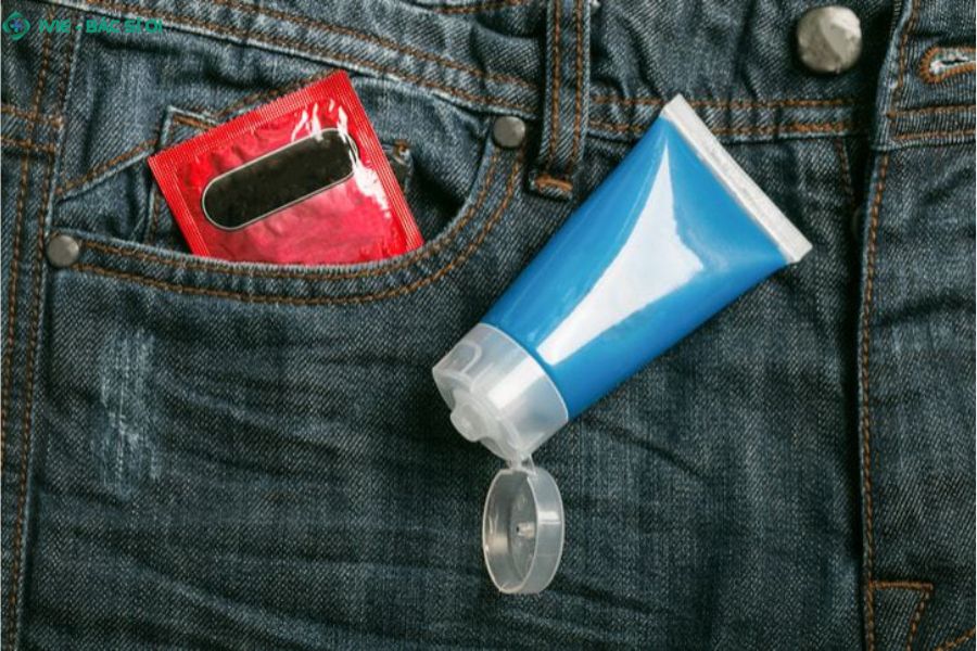 Sử dụng gel bôi trơn gốc nước là bí quyết hàng đầu để ngăn ngừa đau rát và trầy xước